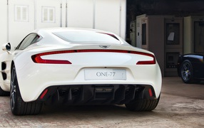 Белый Aston Martin One-77
