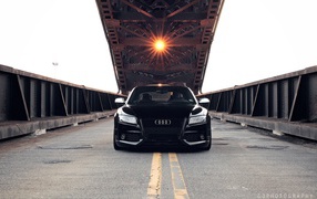 Черный Audi RS5 под разводным мостом