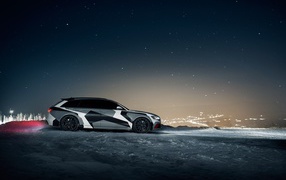 Автомобиль Audi RS6 Avant на фоне ночного города