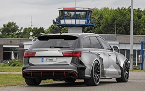 Вид сзади на Audi RS6 Avant