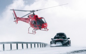 Красный вертолет над автомобилем Audi RS6 Avant