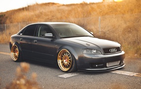 Автомобиль Audi A4 за городом