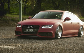 Восхитительный красный Audi S7