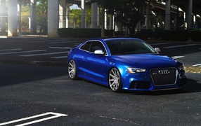 Великолепный Audi RS6 на улице города