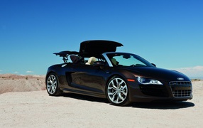 Audi R8 Spyder в пустыне