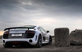 Ауди Р8 у бетонного цилиндра