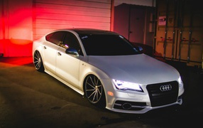 Белый автомобиль Audi A7