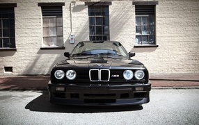 Черный БМВ Е-40 у стены