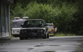 Автомобиль BMW E28 на улице