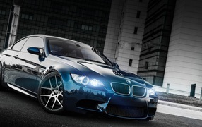 Неоновые фары автомобиля БМВ