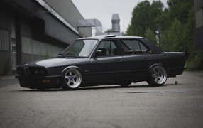 Старый черный BMW E28