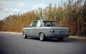Старый автомобиль BMW 2002 на обочине дороги