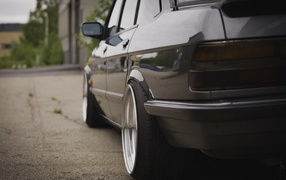 Вид сзади на BMW E28
