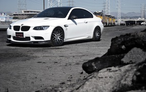 Белый БМВ на железнодорожной станции