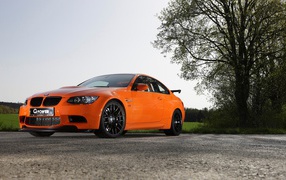 Красивый оранжевый BMW M3 GTS