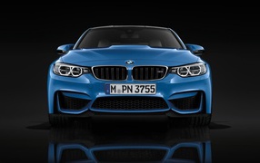 Синий BMW M3 в черной комнате