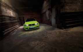 Зеленый BMW M3 в ангаре