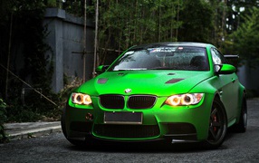 Зеленый автомобиль BMW M3 E92