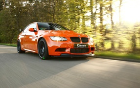 Быстрый оранжевый BMW M3 GTS