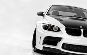 Белый BMW E92 M3 с черным капотом