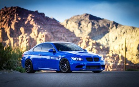 Синий BMW E92 на фоне гор