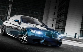 Черный BMW E92 M3 с неоновыми фарами