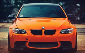 Яркий оранжевый автомобиль БМВ