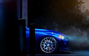 Перед голубого БМВ