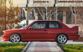 Парковка красного БМВ