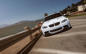 Белый BMW E92 едет по набережной