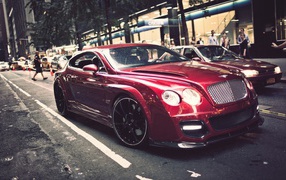 Красный Bentley на улице