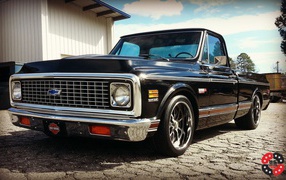 Блестящий пикап Chevrolet C-10