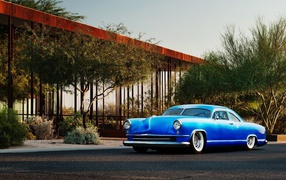 Старый автомобиль Chevrolet Kaiser