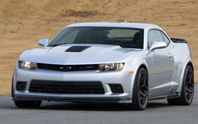 Красивый белый Chevrolet Camaro в пустыне