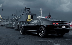 Черный Chevrolet Camaro в порту