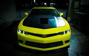 Черно-желтый Chevrolet Camaro SS