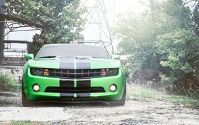 Автомобиль Chevrolet Camaro, зеленого цвета