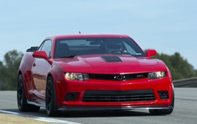 Великолепный красный Chevrolet Camaro