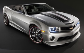 Серый кабриолет Chevrolet Camaro на сером фоне