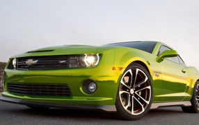 Фары зеленого Chevrolet Camaro