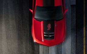 Красный Chevrolet Camaro на асфальте