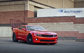 Красный спортивный автомобиль Chevrolet Camaro