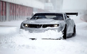 Шевроле Camaro на зимней улице