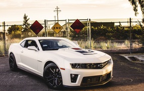 Белый Шевроле Камаро