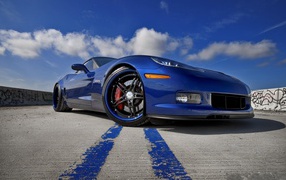 Голубой Chevrolet Corvette на фоне неба