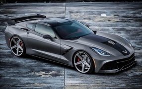 Серебристый спортивный Chevrolet Corvette C7