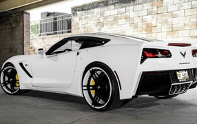 Белый автомобиль Chevrolet Corvette C7