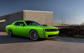 Зеленый спортивный Dodge Challenger Hellcat