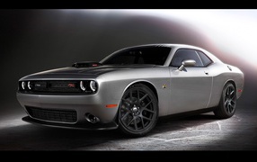 Классический серебристый Dodge Charger RT