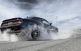Дрифт на автомобиле Dodge Challenger